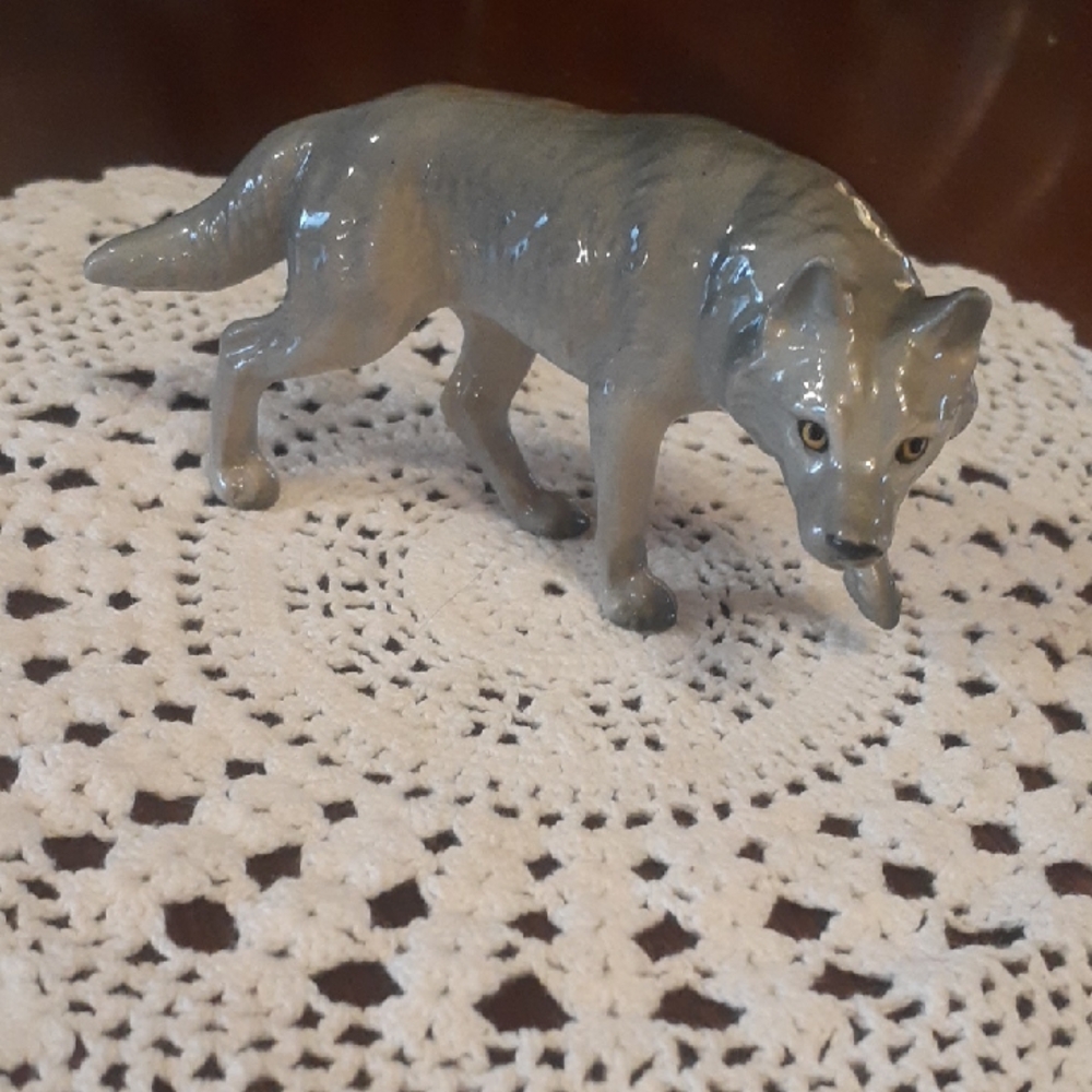 Hagen-Renaker Wild Grey Wolf minature porcelain figurine designed by Maureen Lov